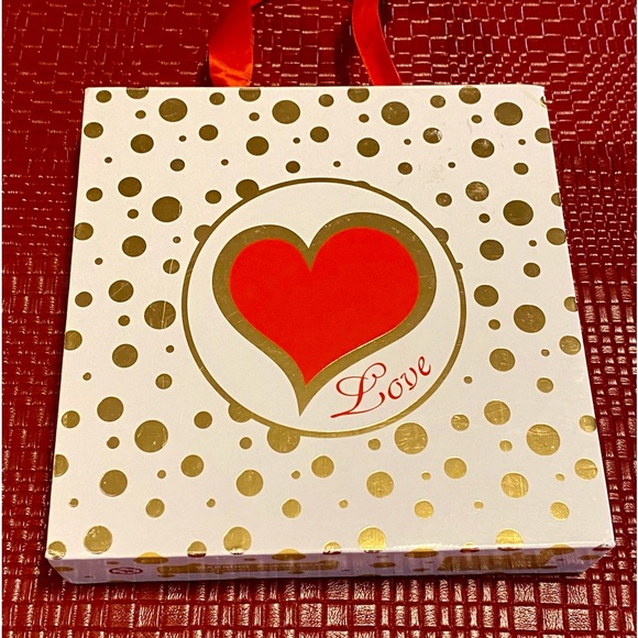 BNIB ❤️THE LOVE MAKEUP KIT/GIFT SET❤️ - Picture 8 of 12